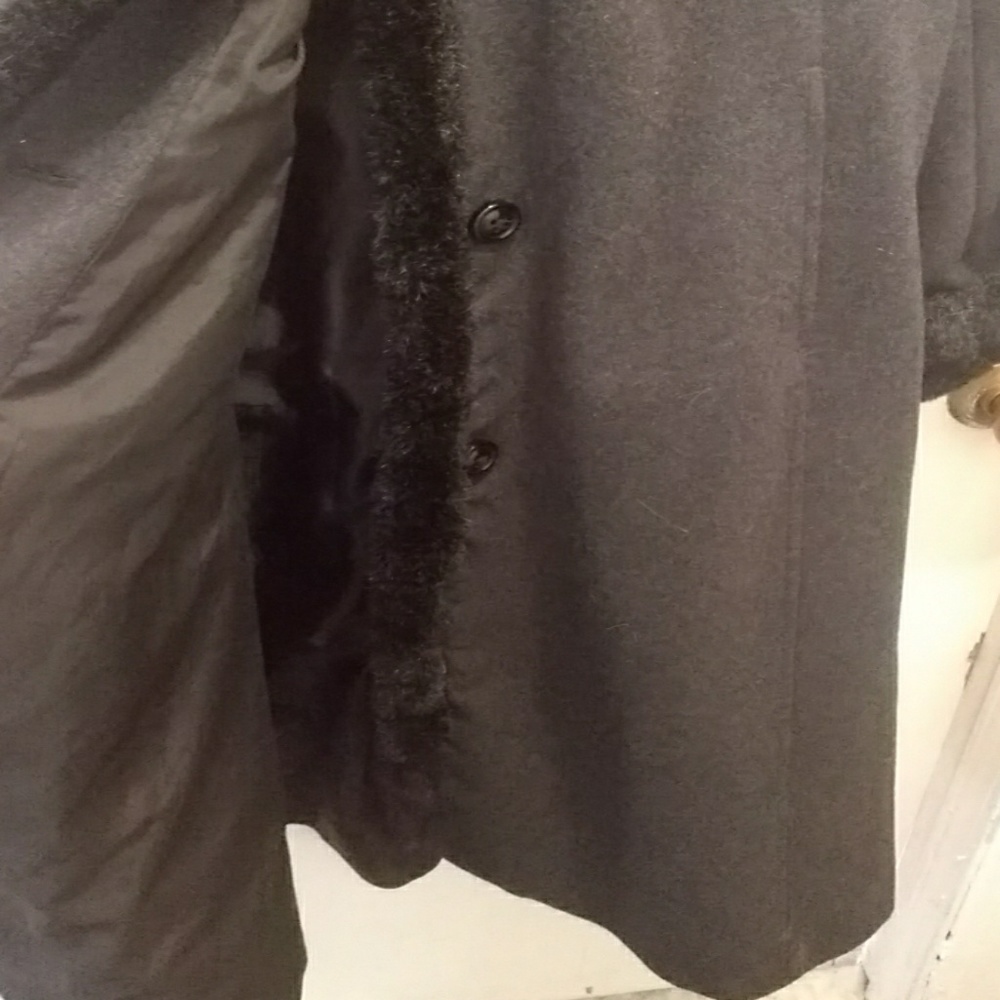 Ladies coat - Picture 3 of 3